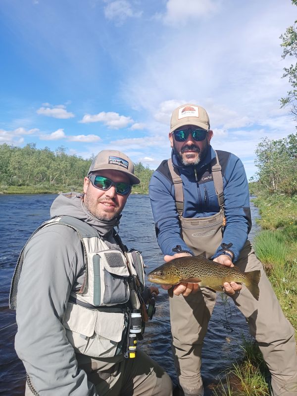Pêche de la truite entre amis en Norvège, Finnmark